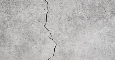 Apa yang dimaksud beton retak pada desain pengangkuran?